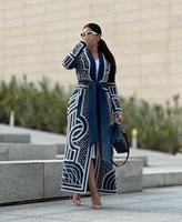 Robe de soirée formelle pour femme, bleu marine, en mousseline de soie, brodée, unie, perlée, longueur ras du sol, col en V, manches longues, style portefeuille, coupe trapèze, modeste