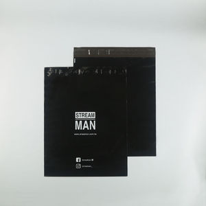 ถุงพลาสติกกันฉีกสีดำสำหรับส่งเสื้อผ้า พร้อมโลโก้สั่งทำพิเศษ - Product Image 1