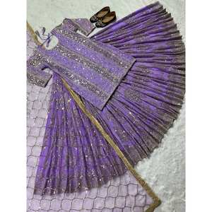 Ensemble Lehenga de créateur pour femmes avec bordure fantaisie comprenant un haut et Dupatta - Product Image 2