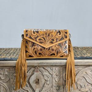 Bolso de Hombro Bohemio de Cuero Genuino con Borlas y Flecos, Diseño con Letras, Correa Única, Cierre de Cremallera, Color Bronceado, Antirrobo, Impermeable - Product Image 2