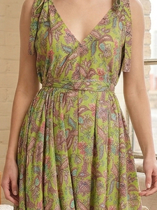 Vestido Dhoti Estampado Floral Verde para Mujer, Sin Mangas, Cuello en V, Poliéster, Estilo Occidental Contemporáneo - Product Image 5