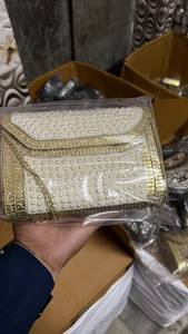 Pochette de créateur glamour en nacre naturelle avec chaîne métallique amovible et incrustation haut de gamme - Product Image 3