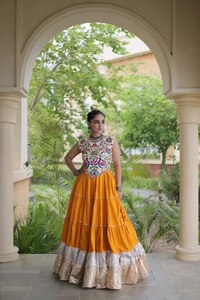 Lehenga Choli de créateur en rayonne pure, spécial Navratri, pour les fêtes, avec Chaniya Choli, Blouse, Dupatta, Sac à cordon et fermeture éclair - Product Image 6