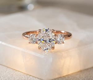 Bague de fiançailles pour femme en or plaqué 18K 14K avec diamant de laboratoire taille ovale et diamants latéraux ronds, cadeau classique pour anniversaire - Product Image 1
