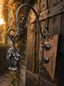 Poignée de porte en fer forgé à la main, ornée de motifs de feuilles et de cloches, avec support de style traditionnel, facile à assembler. - Product Image 5