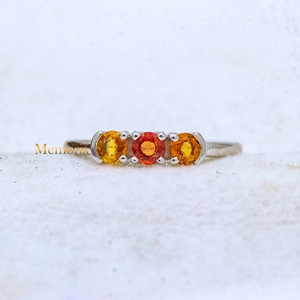 Vente en gros d'anneaux en argent sterling 925 massif avec saphir orange naturel rond à trois pierres, bijoux Memoria - Product Image 2