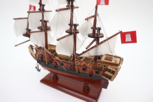 Pequeño modelo de barco de vela a vela alemán de madera pulida hecho a mano de Hamburgo, 20 cm, antiguo, coleccionable, para regalo o decoración de mesa. - Product Image 6