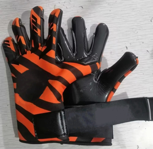 ถุงมือผู้รักษาประตูฟุตบอลออกแบบเองอย่างมืออาชีพ วัสดุ PU ราคาประหยัด สำหรับเยาวชนและผู้ใหญ่ ป้องกันนิ้วมือ - Product Image 2