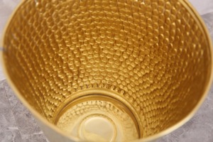 ถังขยะโลหะตกแต่งเคลือบทองแบบตอกลาย เหมาะสำหรับห้องครัว ห้องนอน ห้องพักโรงแรม และตกแต่งภายในร้านอาหาร - Product Image 3