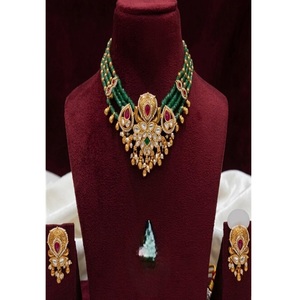 Ensemble collier et boucles d'oreilles en moissanite plaqué or de qualité supérieure, style Rajwadhi, pour collection de mariage. - Product Image 2