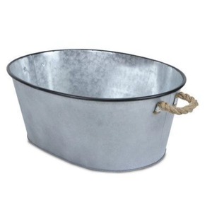 Cubo de hielo de metal con acabado en esmalte blanco y borde y asas naranjas para enfriar vino, champán y otras bebidas de forma eficiente. - Product Image 6