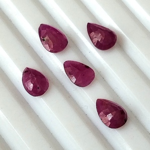 Rubis naturel non chauffé rose-rouge taille poire 7x5 mm, calibré, 5 pièces, facettes, provenance Mozambique, pierre précieuse en vrac, 3,55 carats - Product Image 3
