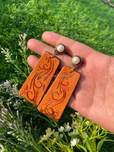 Nueva llegada estilo occidental tallado a mano pendientes de cuero mujeres lindo pendiente de lágrima de moda joyería de moda de cuero - Product Image 2