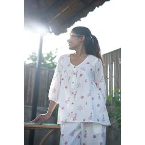 Blusa estampada a mano para mujer en la colección Crimson Sea Treasures - Product Image 2