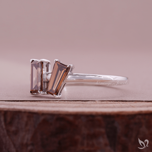 Anillo Toi et Moi con Diamante Cultivado en Laboratorio, Corte Baguette y Baguette Cónico, Color Marrón, Anillo de Compromiso de Dos Piedras, Anillo Geométrico Minimalista - Product Image 4