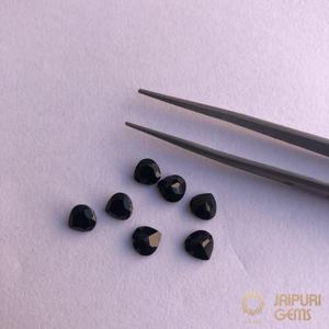Pierre précieuse naturelle en spinelle noire certifiée Jaipuri Gems, taille cœur, 5 mm, provenant de chez At - Product Image 1