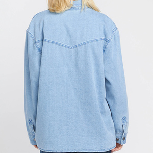 Veste en jean pour femme à manches longues, col rabattu, personnalisable avec marque et logo, en denim délavé - Product Image 6