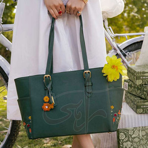 Sacs fourre-tout pour femmes en vert bouteille, portables et imperméables, avec fermeture à glissière, chaînes et broderies - Faux cuir de haute qualité - Product Image 4