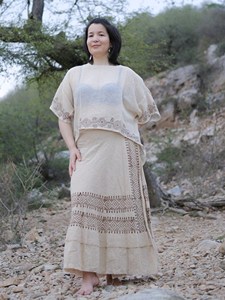 Kimono en coton Khadi blanc cassé fait main, haut minimaliste à col bateau avec broderie géométrique traditionnelle - Product Image 1