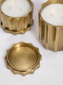 Portavelas Redondo de Latón con Tapa y Diseño en Relieve, Decoración para el Hogar - Product Image 1