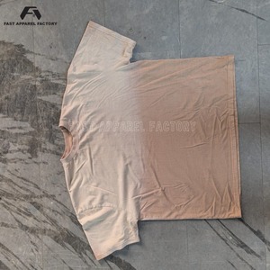 เสื้อยืดพรีเมียมผู้ชายแบบ Acid Wash ออกแบบด้วยผ้าฝ้ายเนื้อนุ่ม น้ำหนักเบา ระบายอากาศได้ดี เหมาะสำหรับสตรีทแวร์ และสามารถใส่โลโก้แบบกำหนดเองได้ - Product Image 5