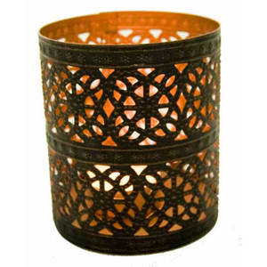 Portavelas de metal bien elaborado que puede transformar instantáneamente una habitación sencilla en un refugio acogedor, ideal como regalo de inauguración de casa. - Product Image 1