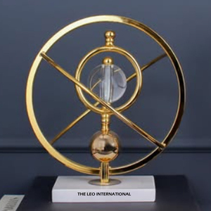 Accesorios de Escultura de Metal con Bola de Cristal de Estilo Lujoso para Sala de Estar, Gabinete, Oficina y Escritorio - Product Image 1
