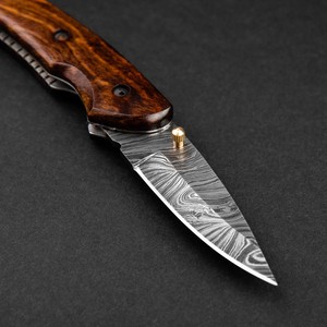 Cuchillo de bolsillo plegable de acero de Damasco hecho a mano, con hoja de 7.5 pulgadas, borde serrado, mango de madera y punta de cuchillo tipo Drop Point, ODM/OEM. - Product Image 3
