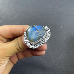 Bague en argent 925 avec pierre précieuse labradorite en forme de cœur, bijoux faits main par un créateur - Product Image 2