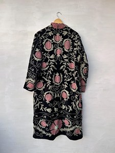 Chaqueta larga bohemia de terciopelo negro bordado con diseño floral rosa, manga larga, ropa de abrigo de invierno para mujer - Product Image 1