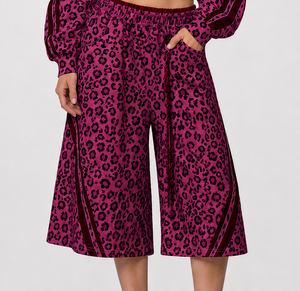 Ensemble de survêtement deux pièces pour femme, comprenant un sweat à capuche court doux à imprimé léopard rose et un short large et doux - Product Image 5