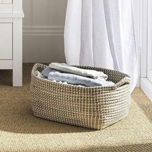 Petit panier en osier, panier festonné pour l'organisation et la décoration, paniers de rangement en jacinthe d'eau naturelle avec poignées en bois - Product Image 3
