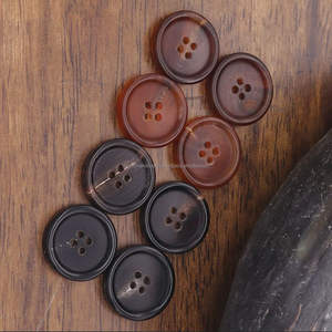 Botón de cuerno de búfalo redondo de 4 agujeros hecho a mano con forro negro marrón de la India por Tayyab Handicraft - Product Image 4