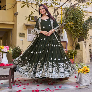 Traje de fiesta vintage de georgette pesado con dupatta y bordado de lentejuelas de 7 mm, largo hasta el suelo, de secado rápido - Product Image 1