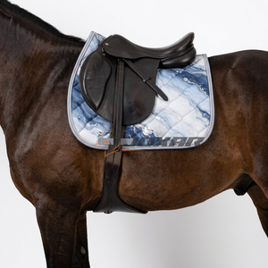 Tapis de selle de sublimation de haute qualité offrant des impressions détaillées, un tissu respirant et un rembourrage de soutien pour l'équitation quotidienne. - Product Image 2