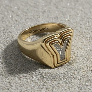 Bague de pinky à double sertissage avec lettres et diamants |   Diamants cultivés en laboratoire |   Bague personnalisée avec initiales |   Bijoux de fête en or massif 14 carats - Product Image 2