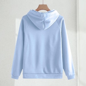 Chándal holgado de corte relajado y estilo acampanado, hecho de una mezcla de algodón transpirable, que garantiza una comodidad superior con un ajuste suelto. - Product Image 5