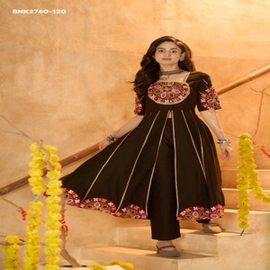 Ensemble Kurti-Pant Anarkali en coton brodé avec fente avant, à prix avantageux, pour femme, exportateur de mode, fournisseur indien - Product Image 1