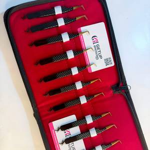 Pince à épiler de précision GETUP BROSONS IMPEX en acier inoxydable, à pointe lisse, avec découpe Scorpion à 90 degrés, revêtement noir en poudre et pointe dorée - Product Image 2