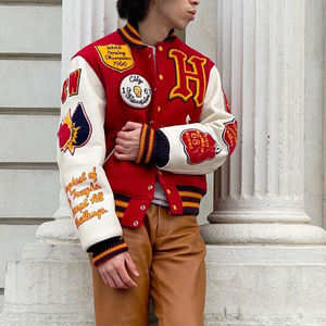 Veste universitaire rouge pour homme, design avec patch brodé, col rabattu, style preppy, coupe régulière, en coton, pour l'automne - Product Image 1