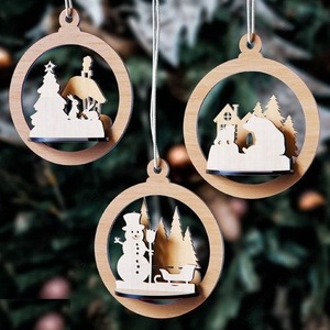 Adorno Navideño de Madera Hecho a Mano Personalizado con Nombres de Familia, Iniciales, Fechas, Regalos, Diseño Moderno - Product Image 1