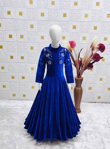ชุดสาหรี่กะมีซสีน้ำเงินปักลายกำมะหยี่สำหรับเด็กผู้หญิงจาก NiMa Creations ความยาวระดับเข่า ชุดแต่งงานแบบดั้งเดิม ทรงปกติ สไตล์อินเดีย-ปากีสถาน - Product Image 5