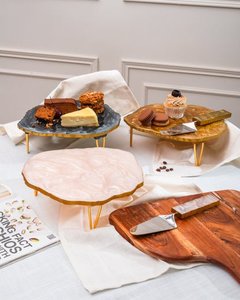 Support de présentation de gâteaux en résine époxy fait main ANAM OVERSEAS, plateau rond pour desserts avec pieds métalliques durables, compatible four, vente en gros - Product Image 2
