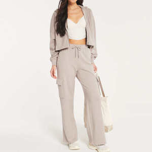 Ensemble survêtement pour femme avec logo personnalisé de haute qualité, comprenant un sweat à capuche court et un pantalon de jogging - Product Image 5