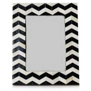 Cadre photo rectangulaire moderne en bois et os, motif chevron imprimé, pour décoration intérieure, gris et blanc, NOUSHAD HANDICRAFTS Uttar Pradesh - Product Image 2