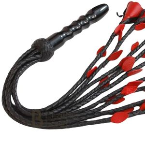 Fouet en cuir avec pointes rouges et brins tressés, prise en main confortable - Product Image 4