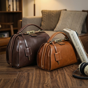 Sac de Médecin Classique en Cuir Véritable de Forme Cylindrique avec Fermeture à Loquet et Poignée Unique pour Usage Quotidien, Design Unisexe et Durable - Product Image 4