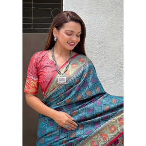 Sari élégant en soie Patola bleu denim tissé avec des motifs Meenakari et Zari, robe de soirée élégante - Product Image 1