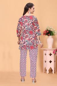 Conjunto de Dos Piezas para Mujer, Estampado Mágico, Tela Ecológica, Cuello Redondo, Color Rosa, Ropa de Verano Moderna, Kiran Nexus, Tallas S a 3XL, Venta al Por Mayor - Product Image 4