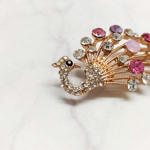 Broche élégante en strass en forme de paon avec base en alliage de zinc - Décoration pour mariage et remise de diplôme - Product Image 3